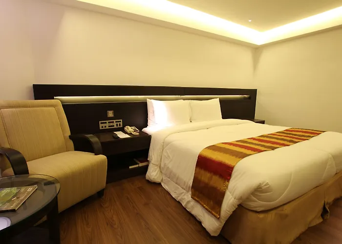Century Park Hotel 4*