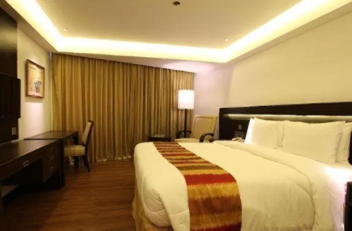 Century Park Hotel 4*